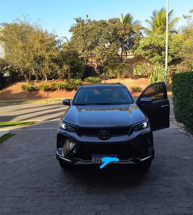 TOYOTA HILUX SW4 2.8 D-4D TURBO DIESEL SRX PLATINUM 7L 4X4 AUTOMÁTICO